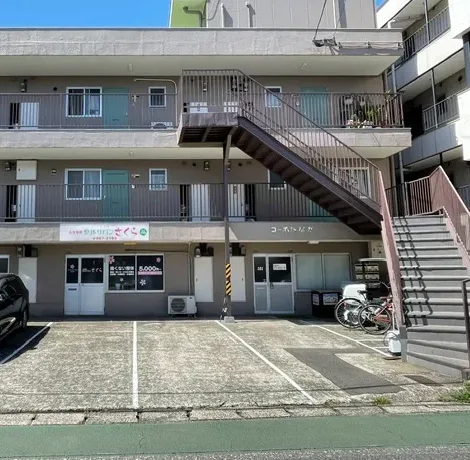 サロンが入っているマンション「コーポたなか」の外観。建物の前が駐車場になっている